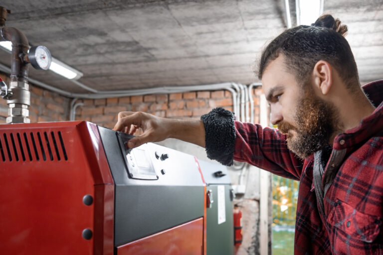Poznaj kocioł BAT-GAZ PRO z palnikiem ceramicznym. Sprawdź jego działanie, dostępne moce od 8 do 60 kW, zalety dolnego spalania i wymagania ekoprojektu.