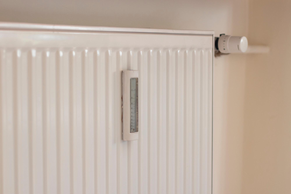 Nowoczesny kocioł na ekogroszek BAT-GAZ EKO: oszczędne spalanie, cicha praca i zgodność z normami. Idealny do małych kotłowni i programu Czyste Powietrze.